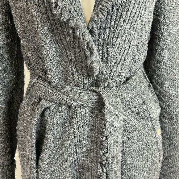 White House Black Market Fringe Shawl Sweater Coat Grey Pockets Belt Sz S - Picture 7 of 16